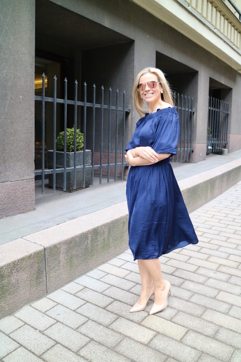 Mekkoviikko nro 2: Sininen off-shoulder mekko