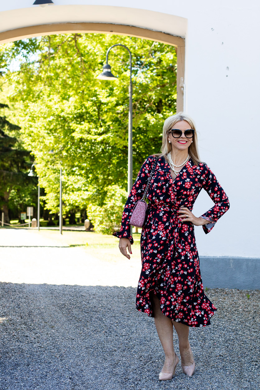 Pikkukukallinen kietaisumekko kesäjuhliin
