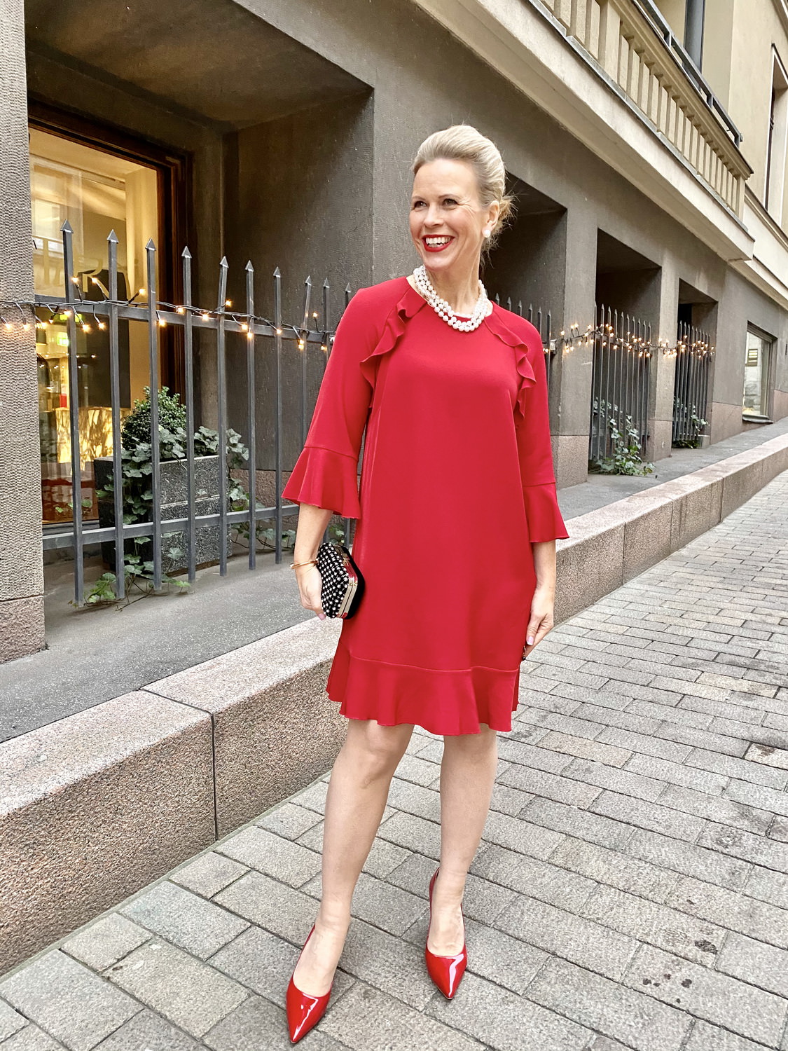 Ladies in red 2/2 Ladies in red 2/2