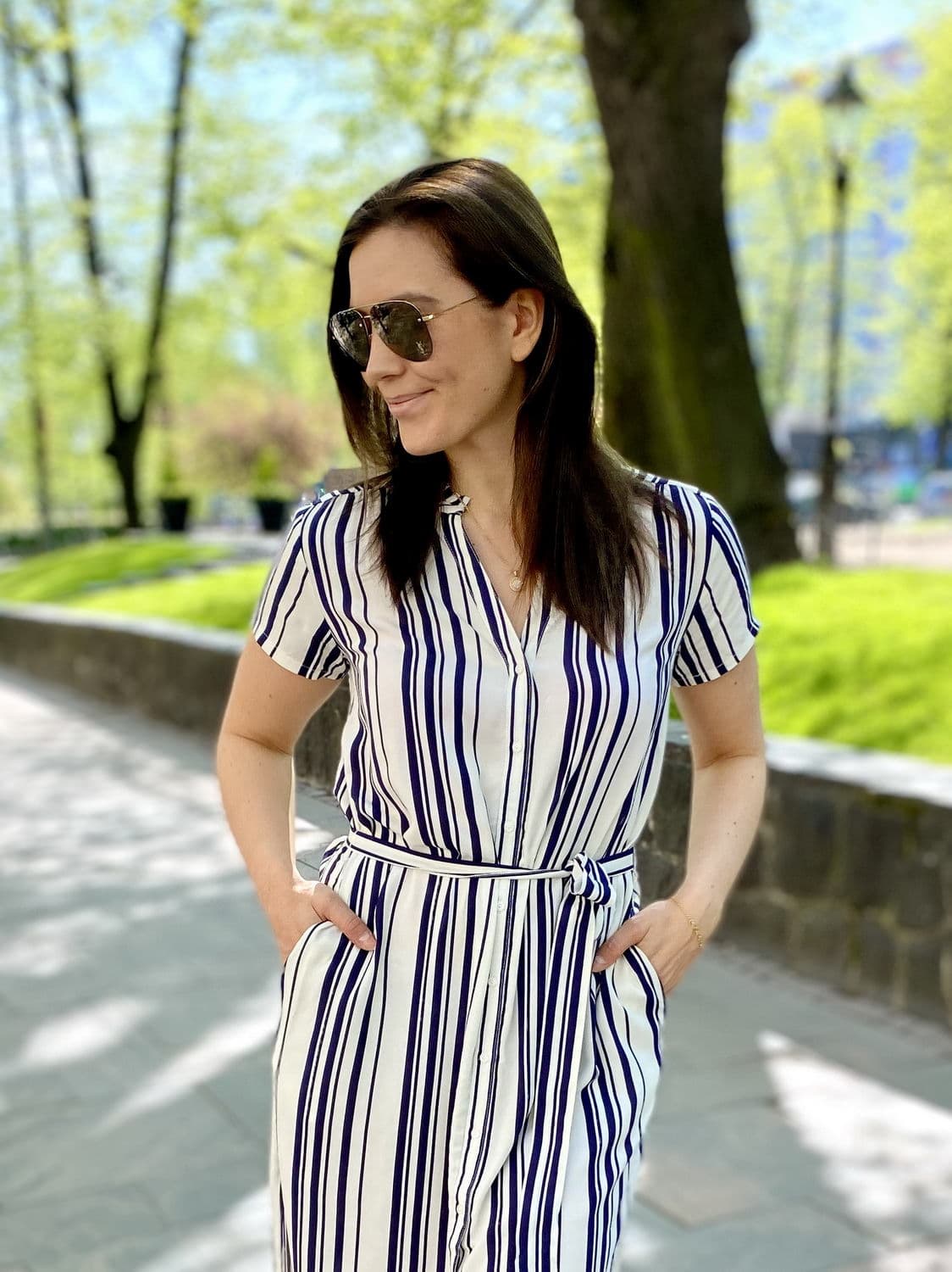 Doreen mekko kahdessa raidassa