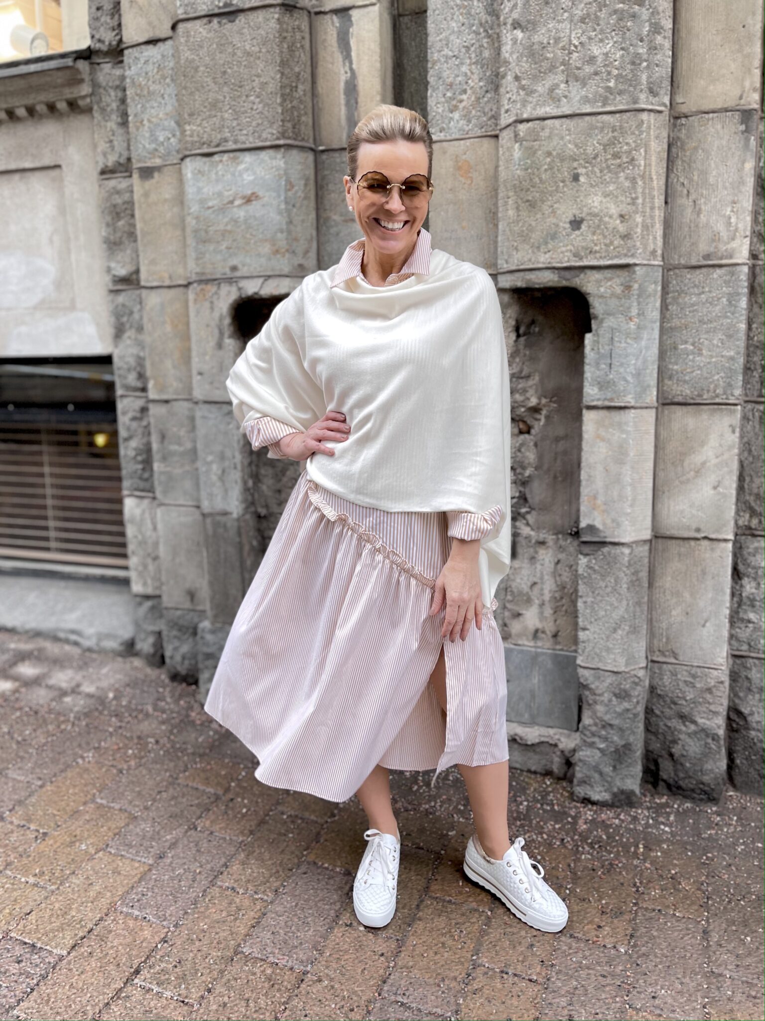 Doppwoman poncho ja neljä eri asukokonaisuutta