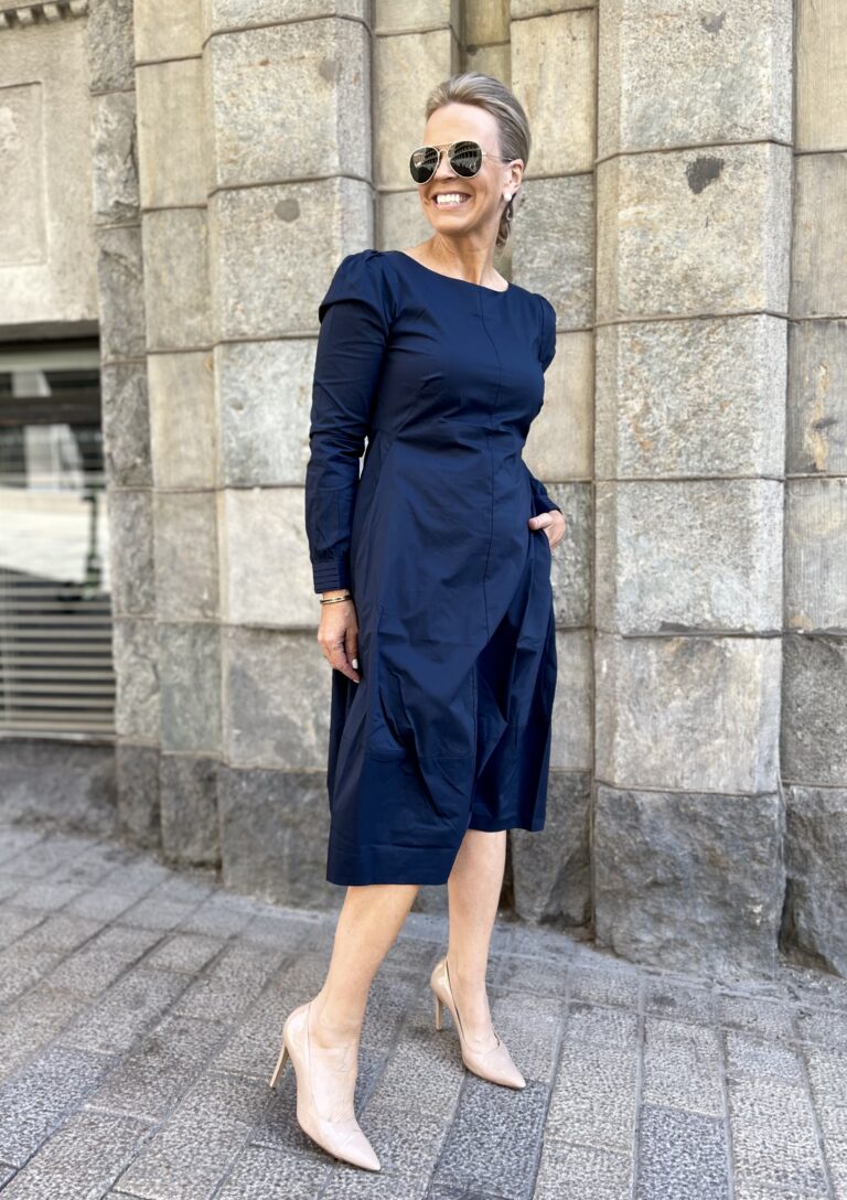 Antoinett sininen pallomekko; pitkät hihat