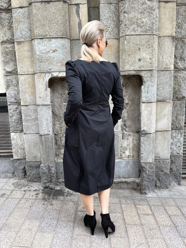 Antoinett musta pallomekko; pitkät hihat - Image 10