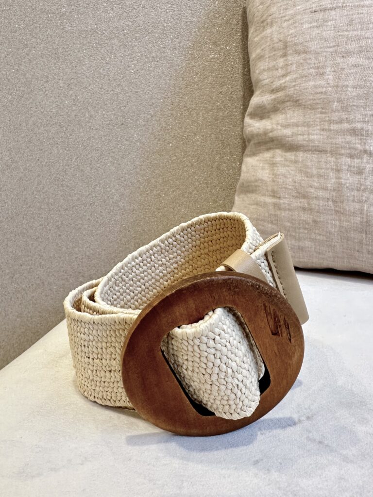Korivyö; vaalean beige puusoljella