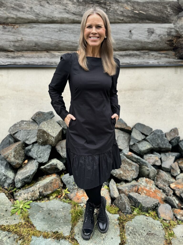 Antoinett Beate mekko; musta