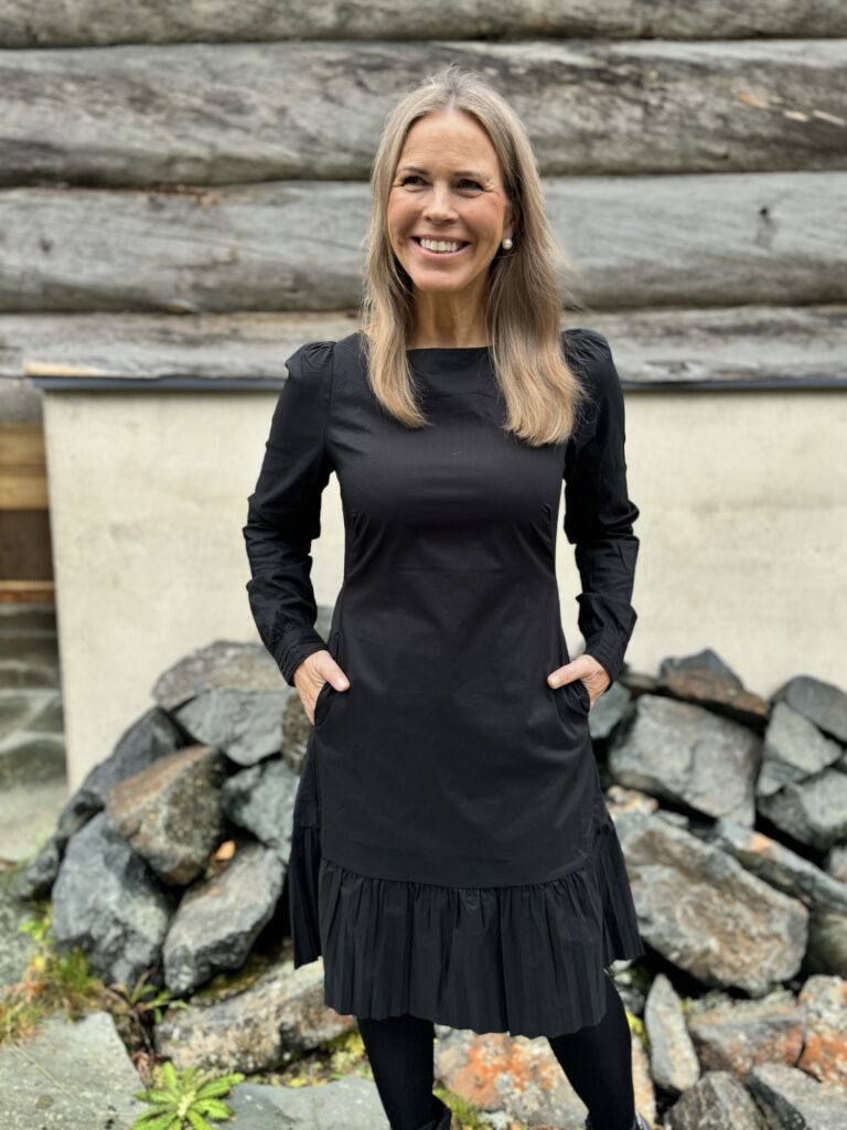 Antoinett Beate mekko; musta - Image 2