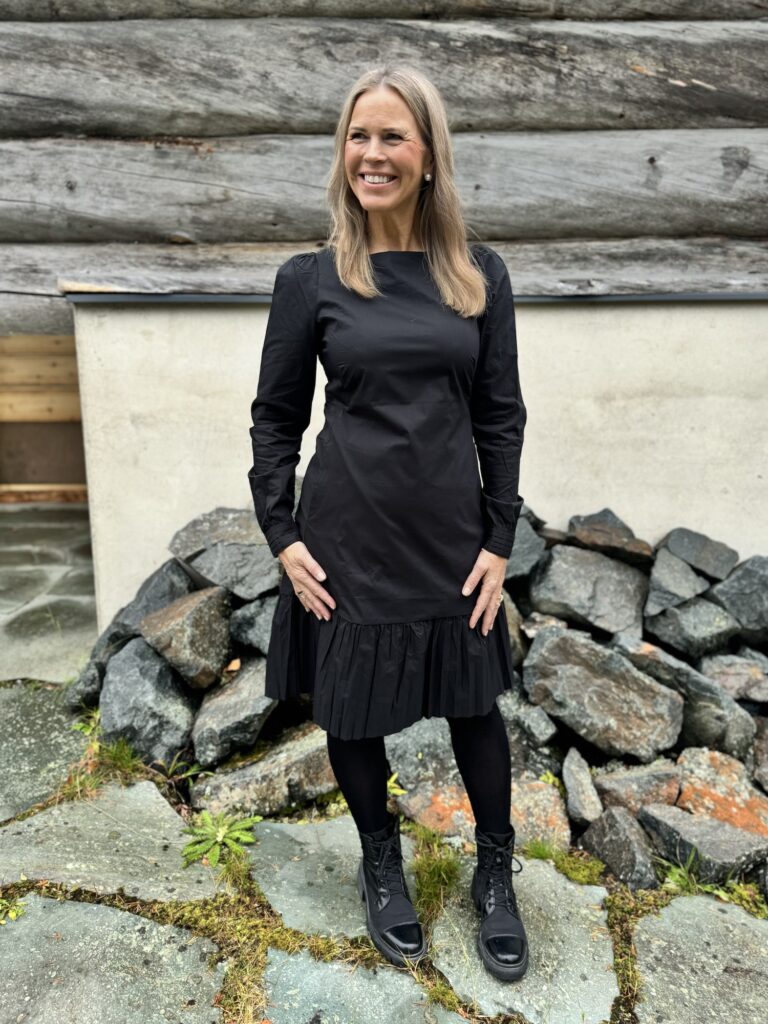 Antoinett Beate mekko; musta - Image 3