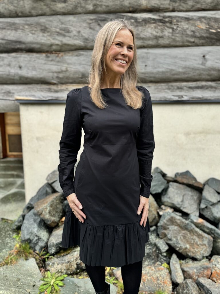 Antoinett Beate mekko; musta - Image 4