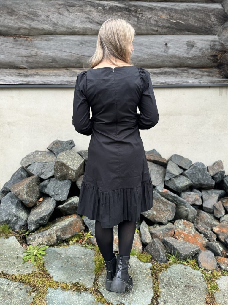 Antoinett Beate mekko; musta - Image 6