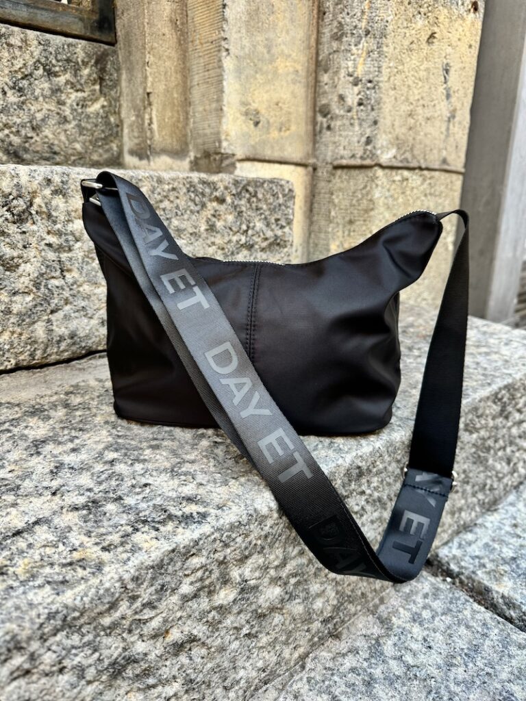 Day Logo Band Pochette; musta