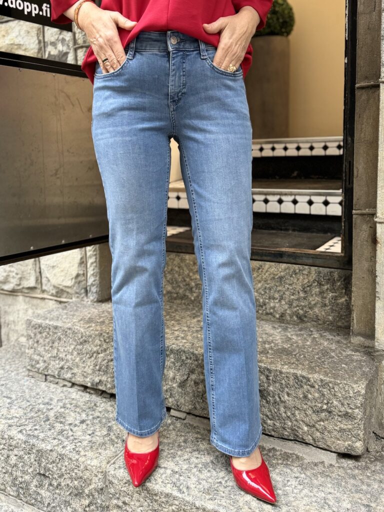 Laura bootcut farkut 30" ja 32"; D429