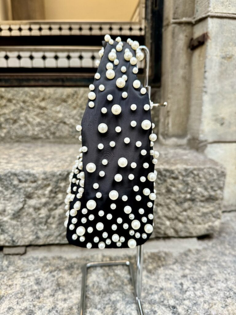 Day Pearl baguette; musta helmillä - Image 4