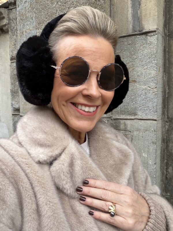 Tekoturkis korvaläpät; mustat