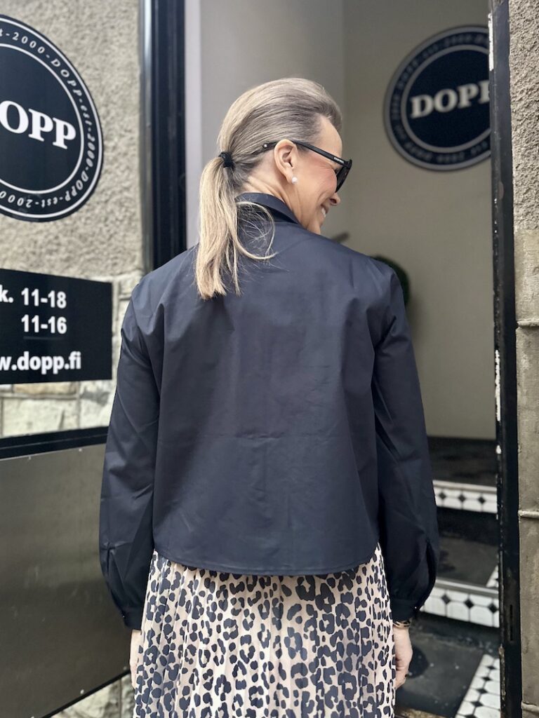 Kultanappinen laatikkopaita; musta - Image 5