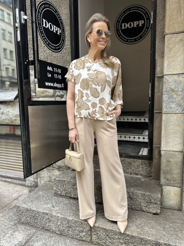 Epäsymmetrinen paita; beige kukka - Image 8