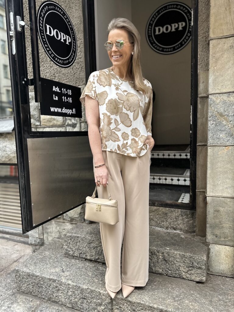 Epäsymmetrinen paita; beige kukka - Image 7