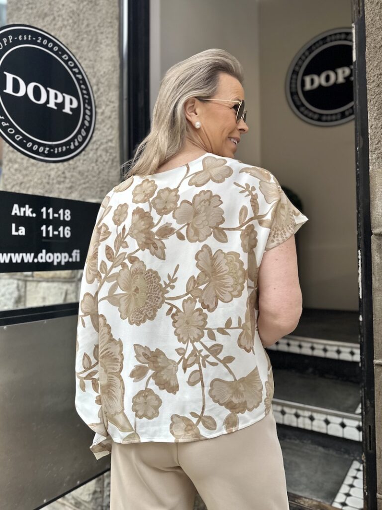 Epäsymmetrinen paita; beige kukka - Image 3