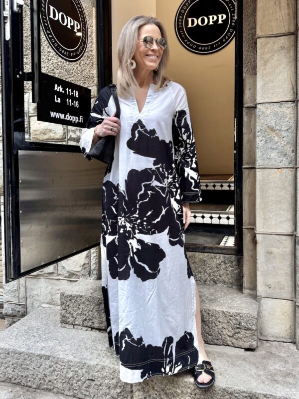 Joanne kaftan mekko; musta/valkoinen