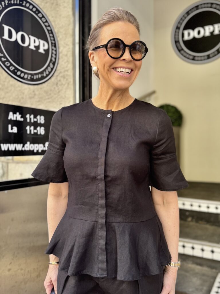 Rigitta peplum pellava/viskoosi paita ; musta