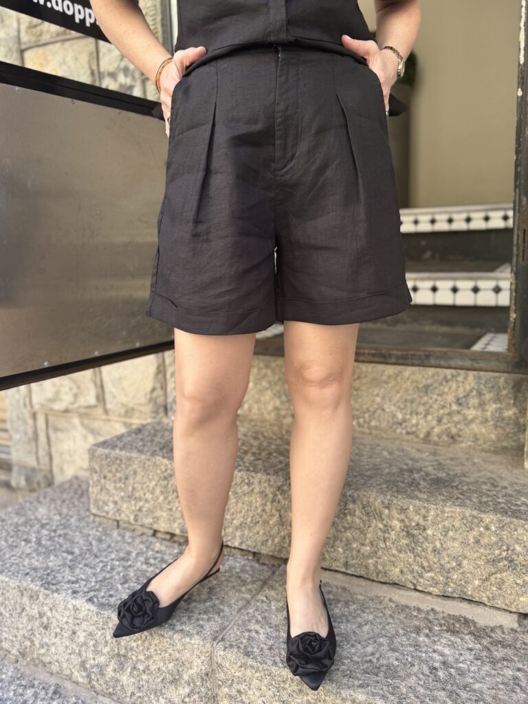 Rigitta pellava/viskoosi shortsit; mustat