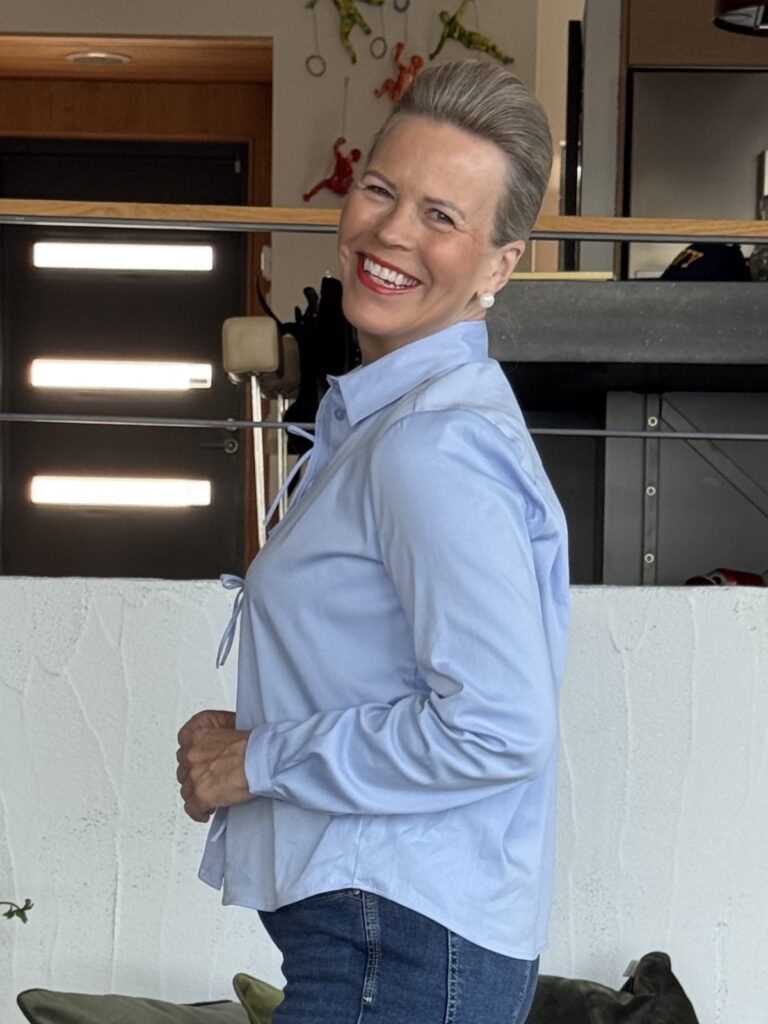 Meeve paitapusero ruseteilla; vaaleansininen - Image 3