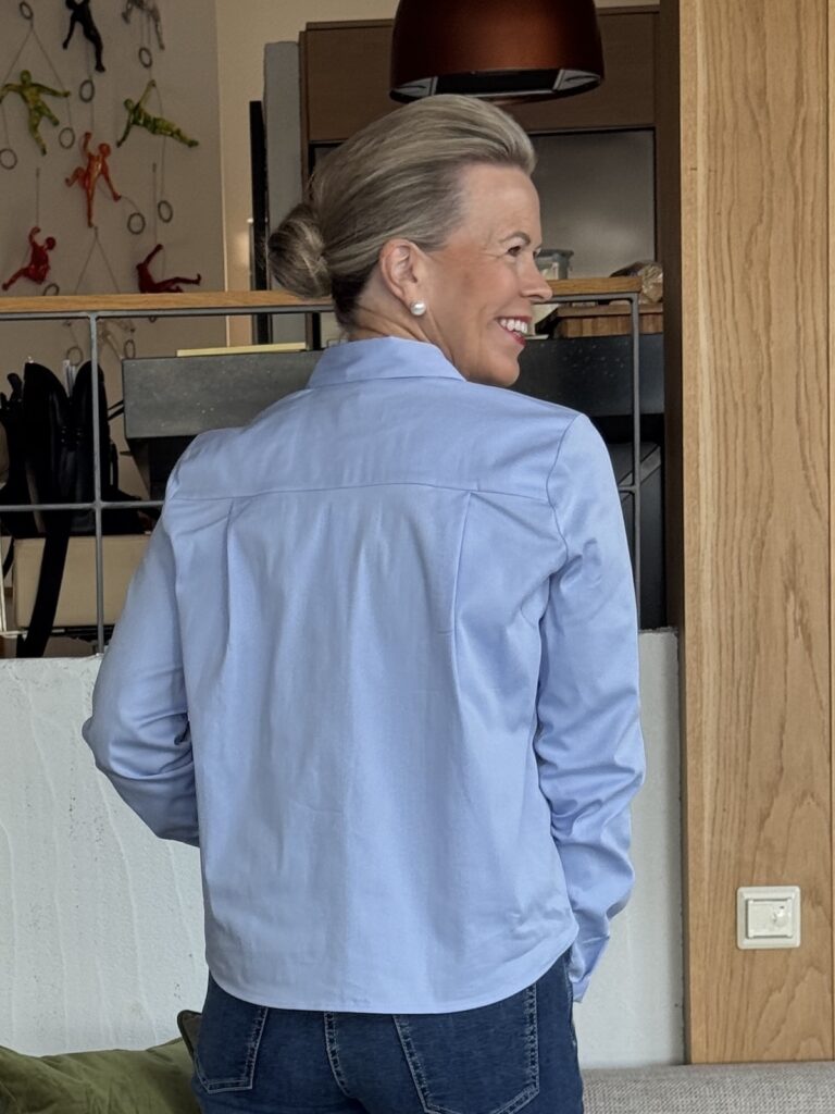 Meeve paitapusero ruseteilla; vaaleansininen - Image 4
