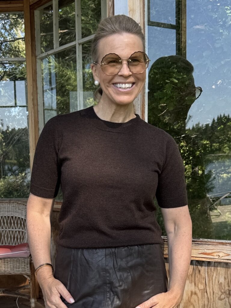 Everlotta lyhythihainen neule; tummanruskea - Image 2