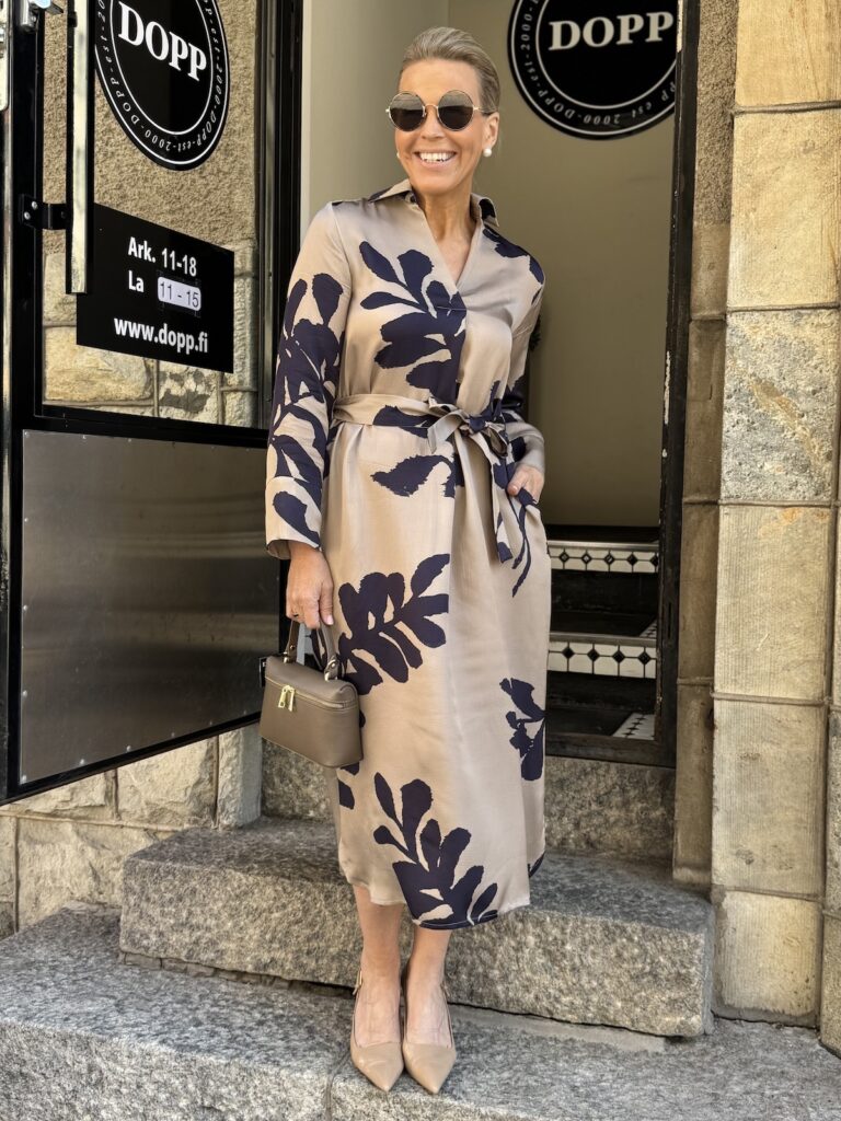 Pop-Over mekko; beige/tummansininen