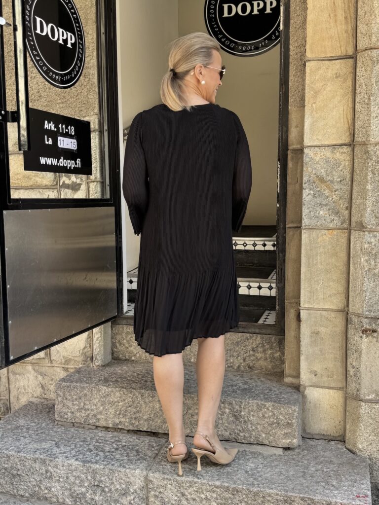 Ladina plise´ mekko; musta - Image 6