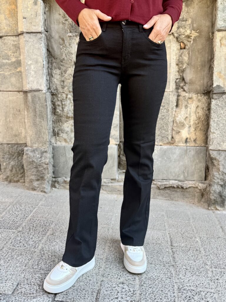 Laura bootcut farkut 30" ja 32"; musta