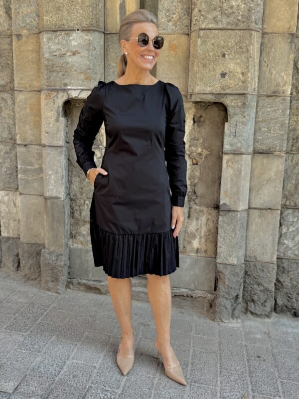 Beate Antoinett mekko; musta