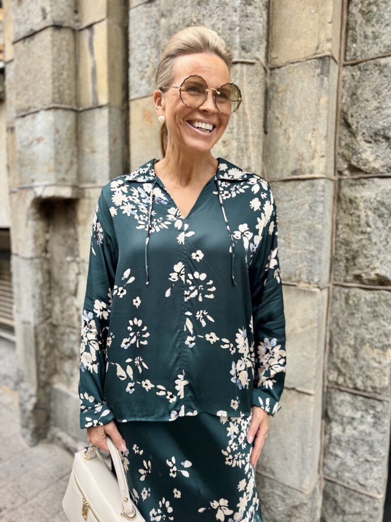 Sheena paita; vihreä kukkakuvio - Image 2