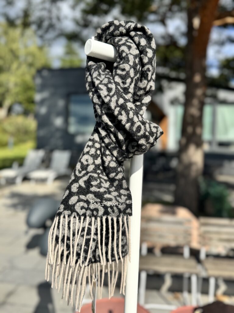 Kitha huivi; moonbeam leopard