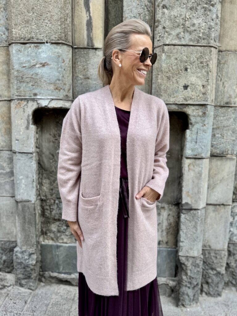 Guni pidempi neuletakki; hailakka rosa - Image 3