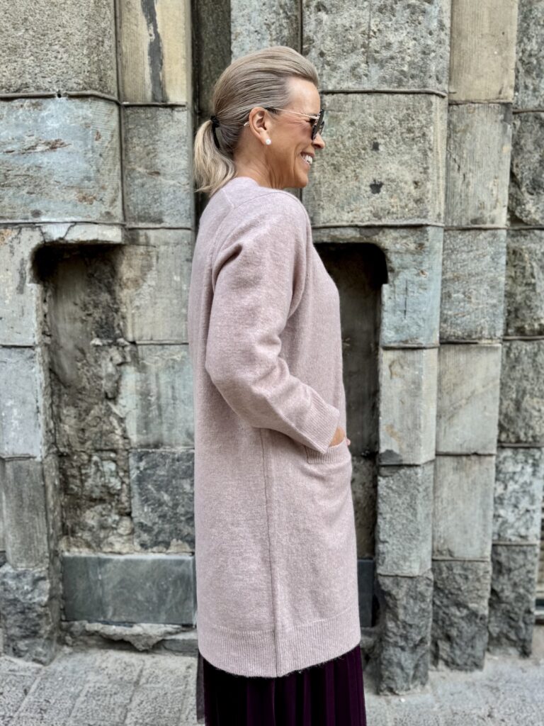 Guni pidempi neuletakki; hailakka rosa - Image 4