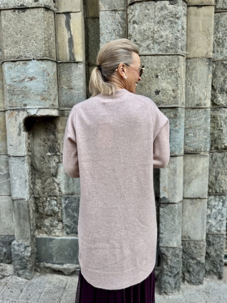 Guni pidempi neuletakki; hailakka rosa - Image 5