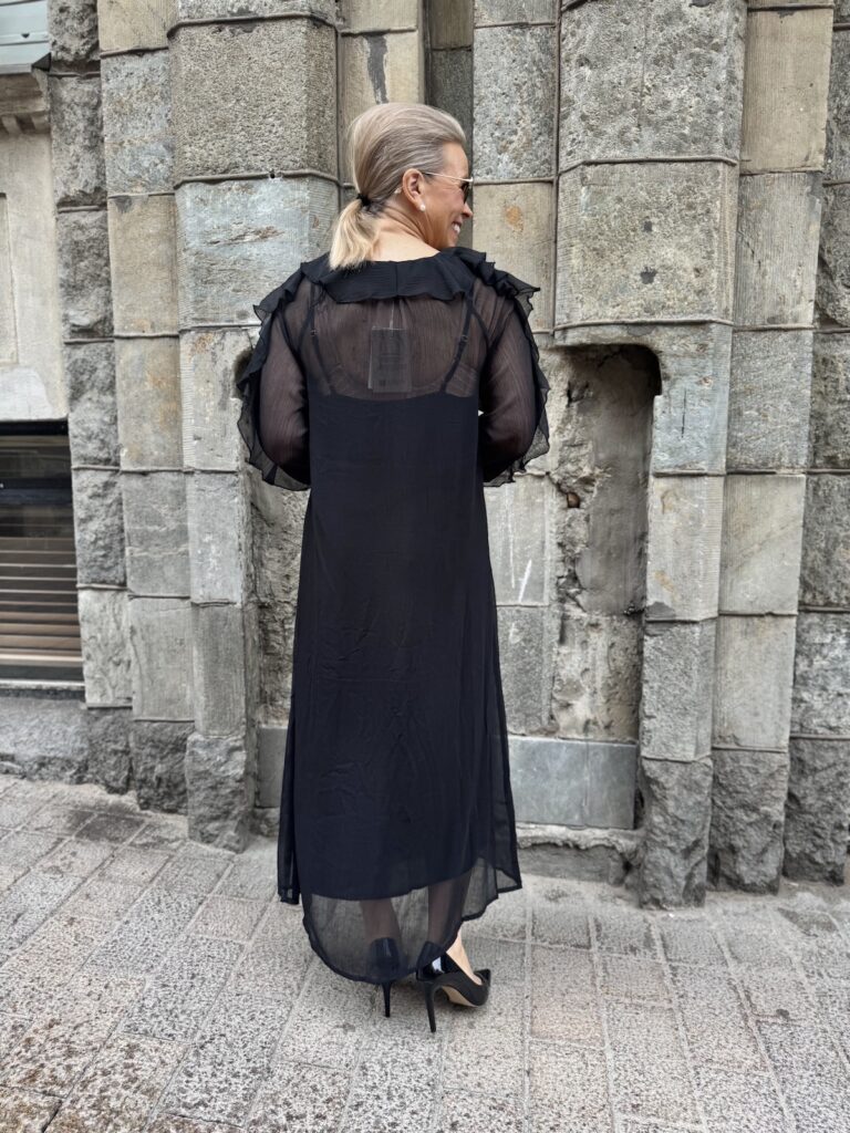 Harietta maximekko: musta - Image 5