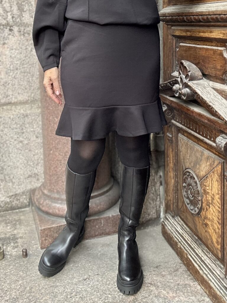 Ira Chabrina hame; musta