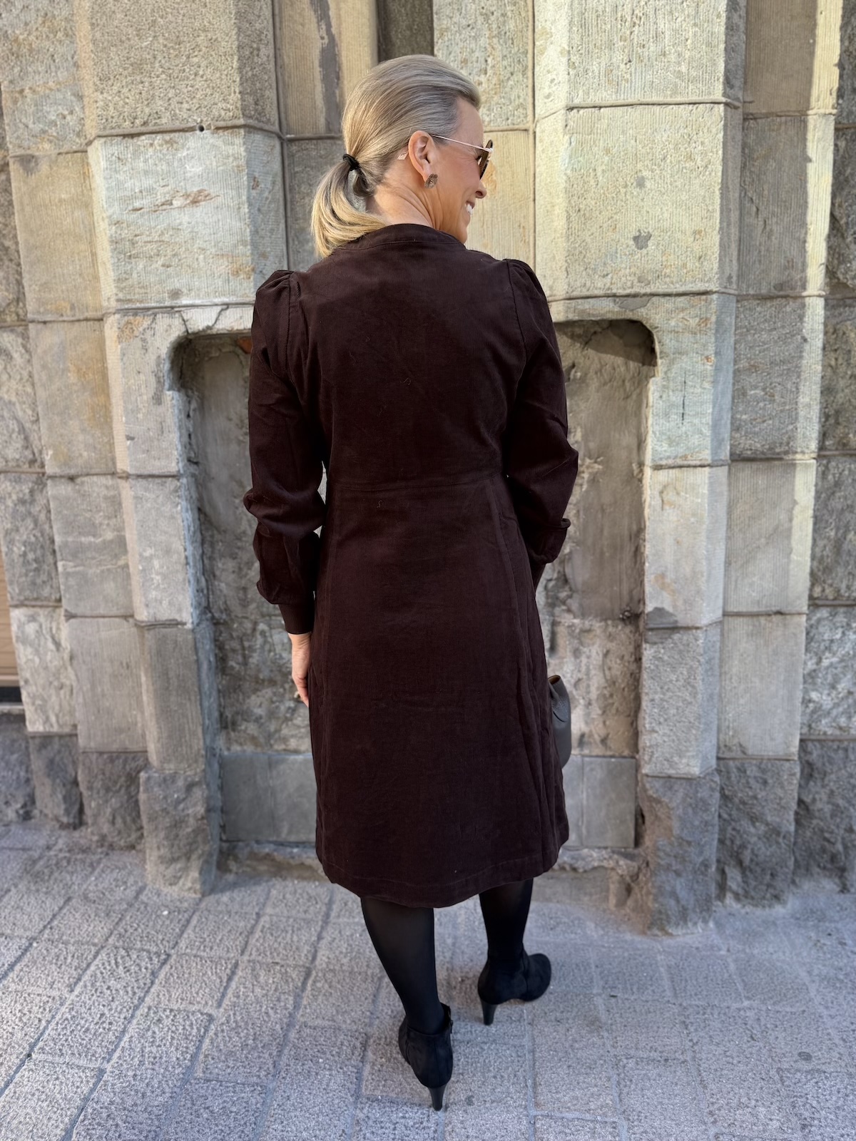 Rhaena pitkähihainen samettimekko; tummanruskea - Image 7