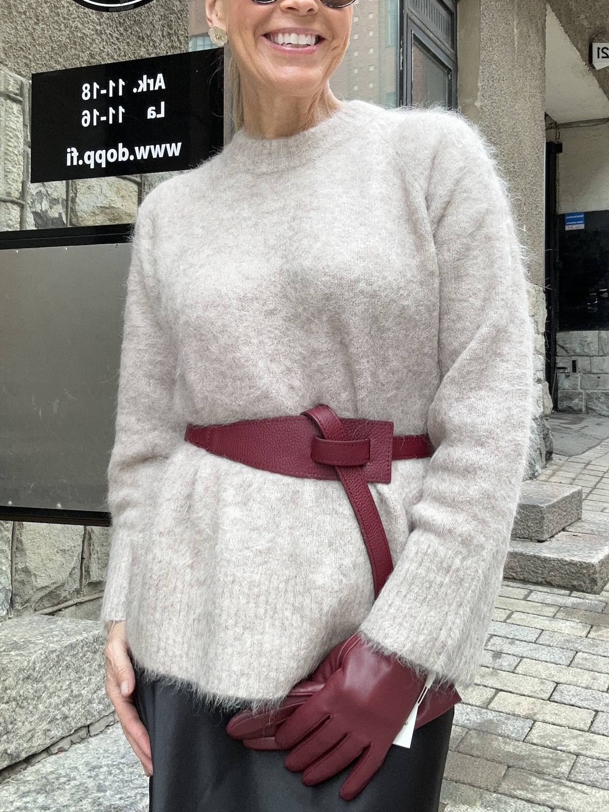 Sidottava nahkavyö; kylmä viininpunainen