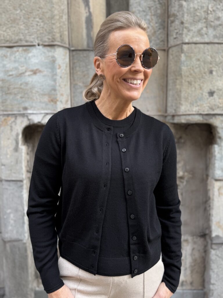 Natanya lyhythihainen neule; musta - Image 6