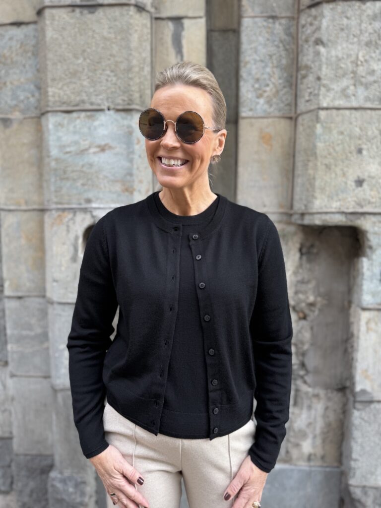 Natanya lyhythihainen neule; musta - Image 7