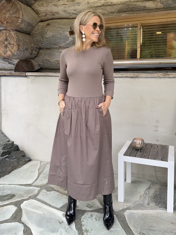 Mira midimekko; sandy grey