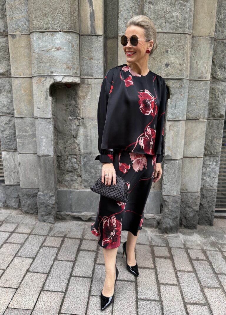Dawn paita; black poppy rose - Image 8