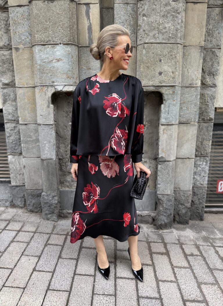Dawn paita; black poppy rose - Image 9