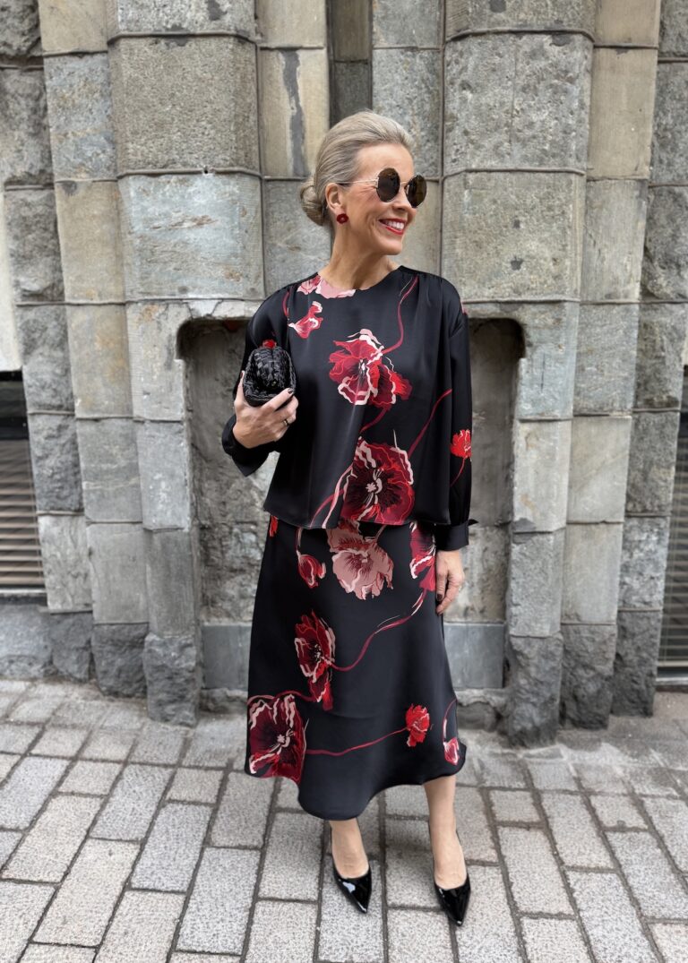 Dawn paita; black poppy rose - Image 6