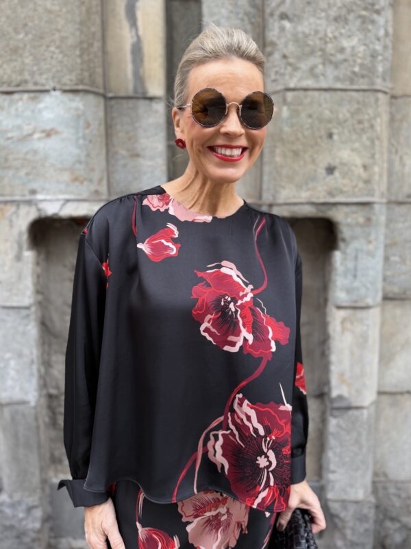 Dawn paita; black poppy rose