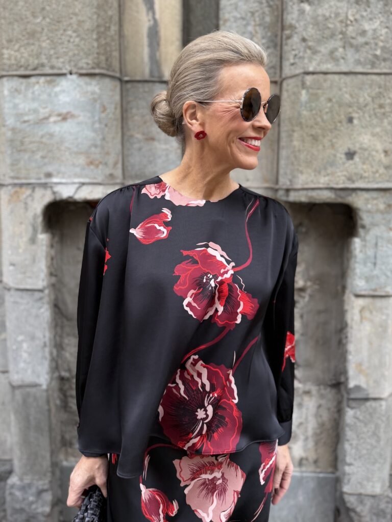 Dawn paita; black poppy rose - Image 3