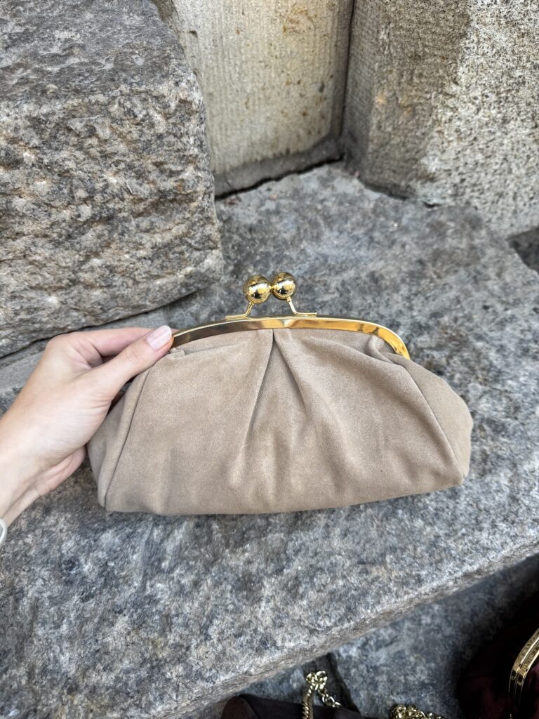 Mokkapussukka kultalukolla; beige - Image 4