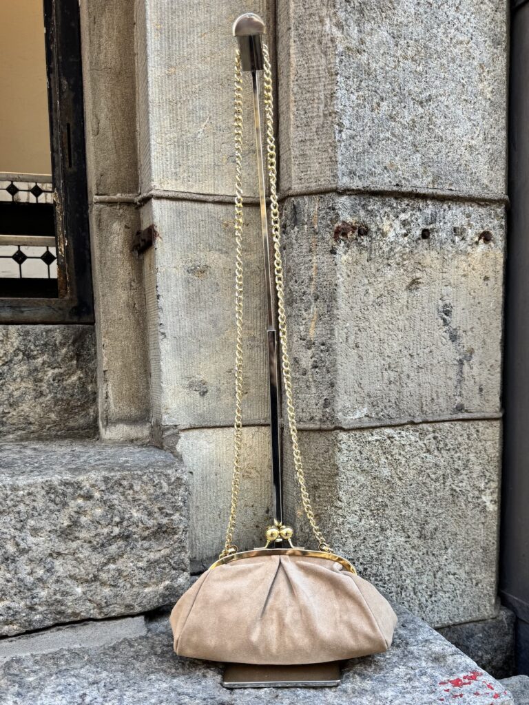 Mokkapussukka kultalukolla; beige - Image 5